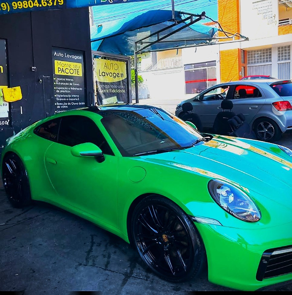 Porsche 911 verde na entrada da SALUCAR.LAVARAPIDO