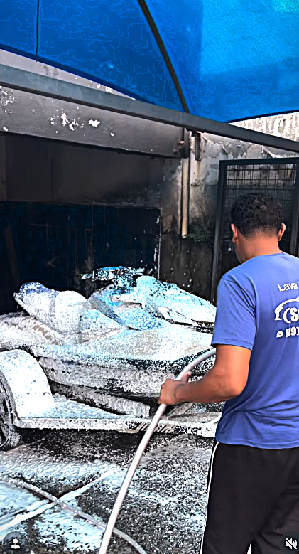 Profissional da SALUCAR lavando um carro coberto de espuma