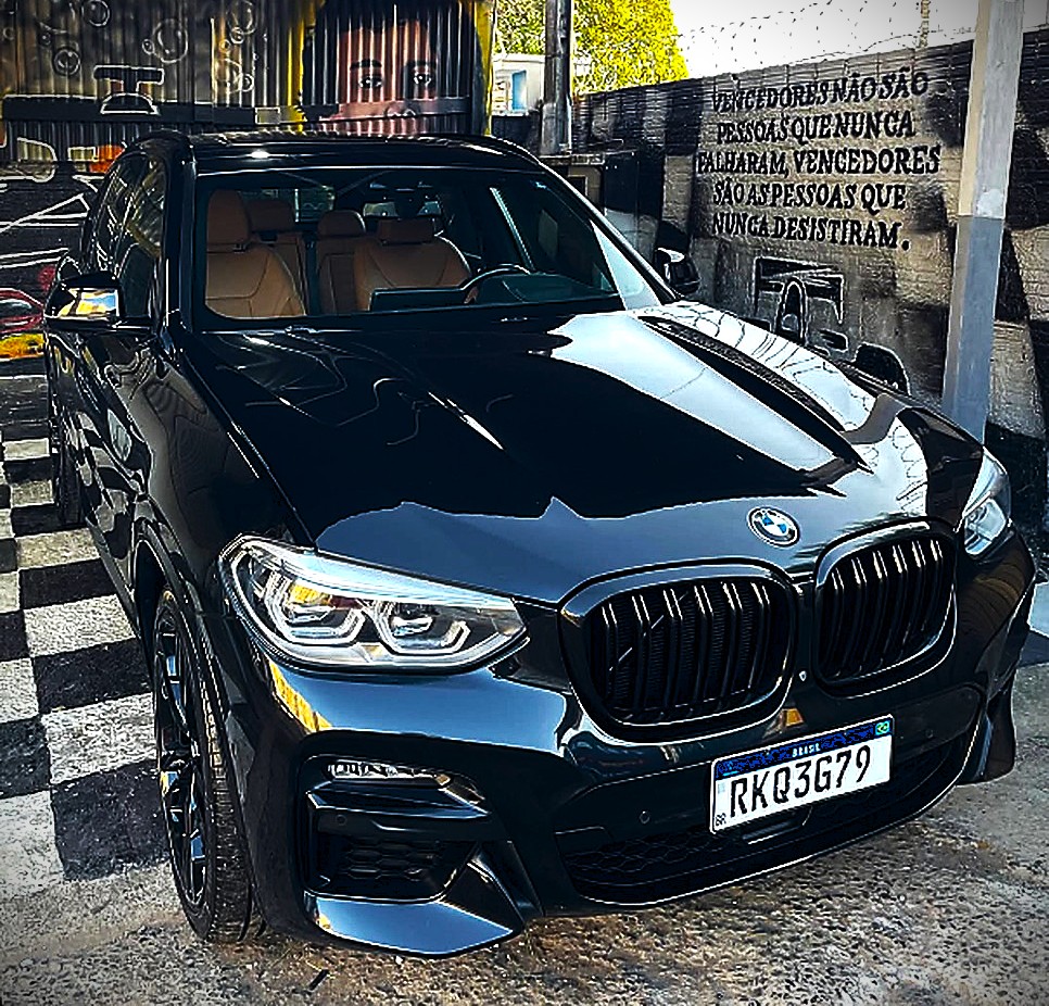 BMW SUV preta com acabamento brilhante na SALUCAR.LAVARAPIDO