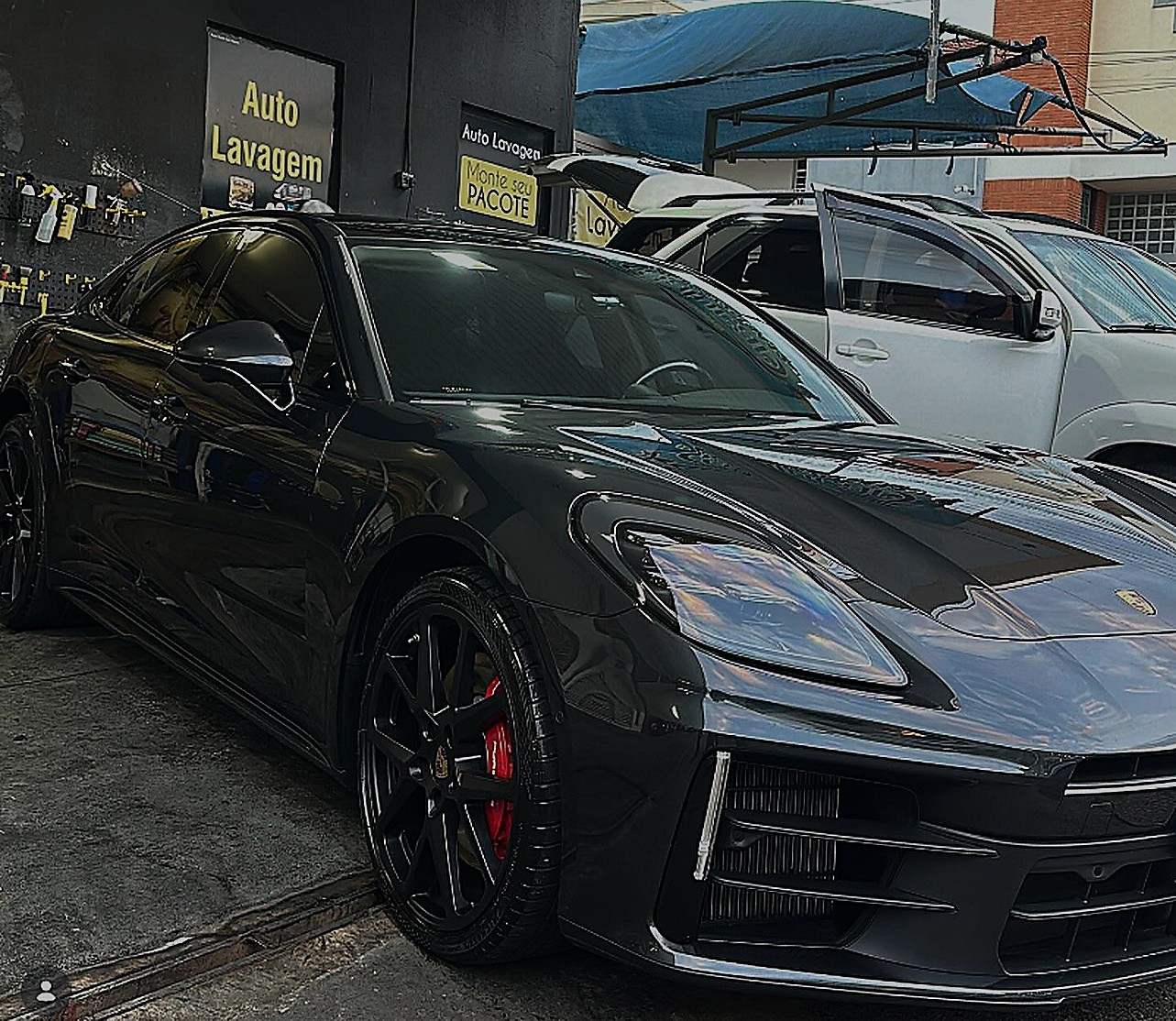 Porsche Panamera preto no box de detalhamento da SALUCAR.LAVARAPIDO