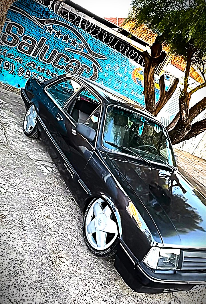 Chevrolet Chevette preto com rodas prateadas após o cuidado da SALUCAR.LAVARAPIDO