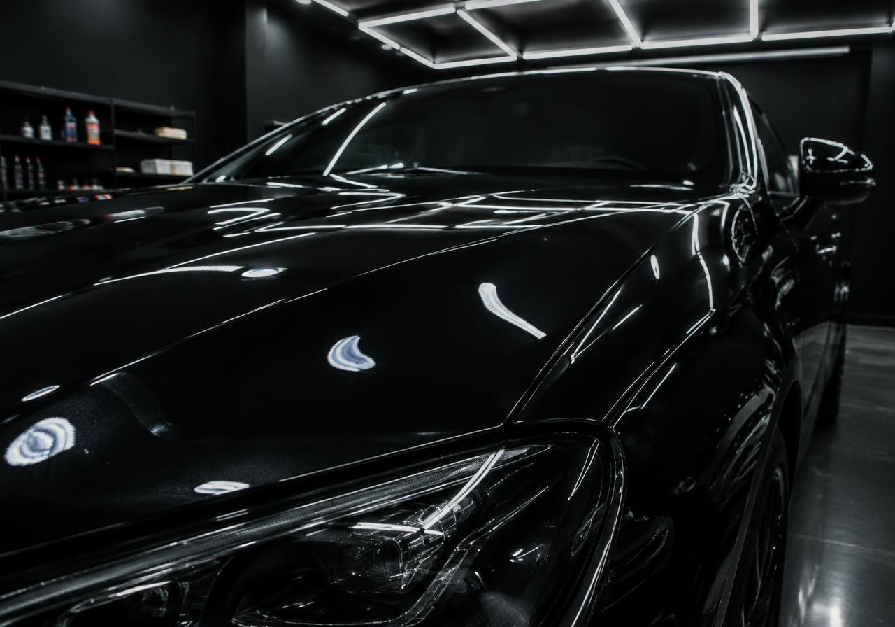 Carro pronto com pintura brilhante